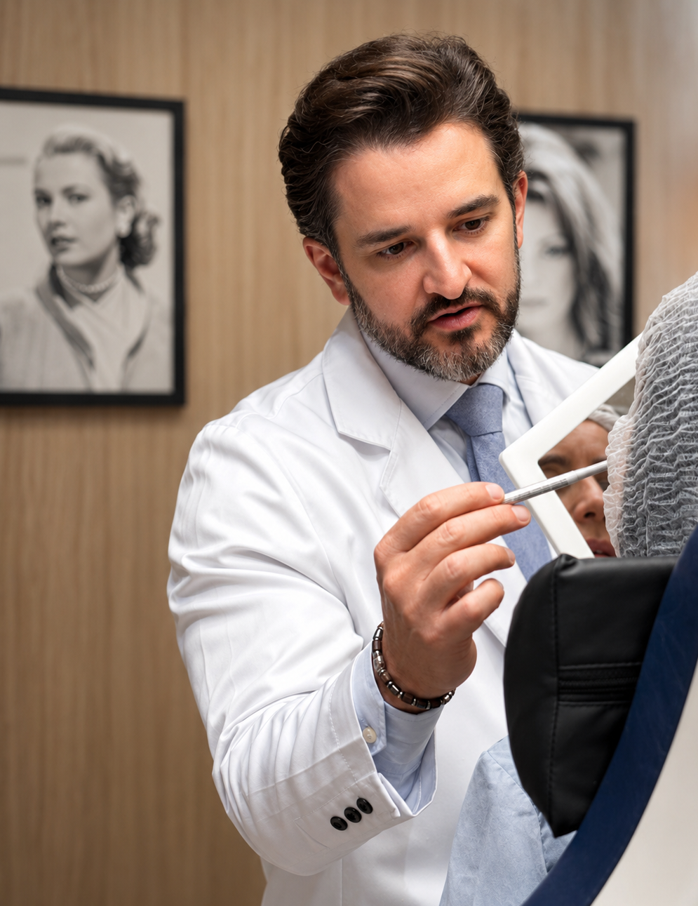 Dr. Rubens Pontello Junior avaliando o rosto de uma paciente durante consulta dermatológica em Londrina