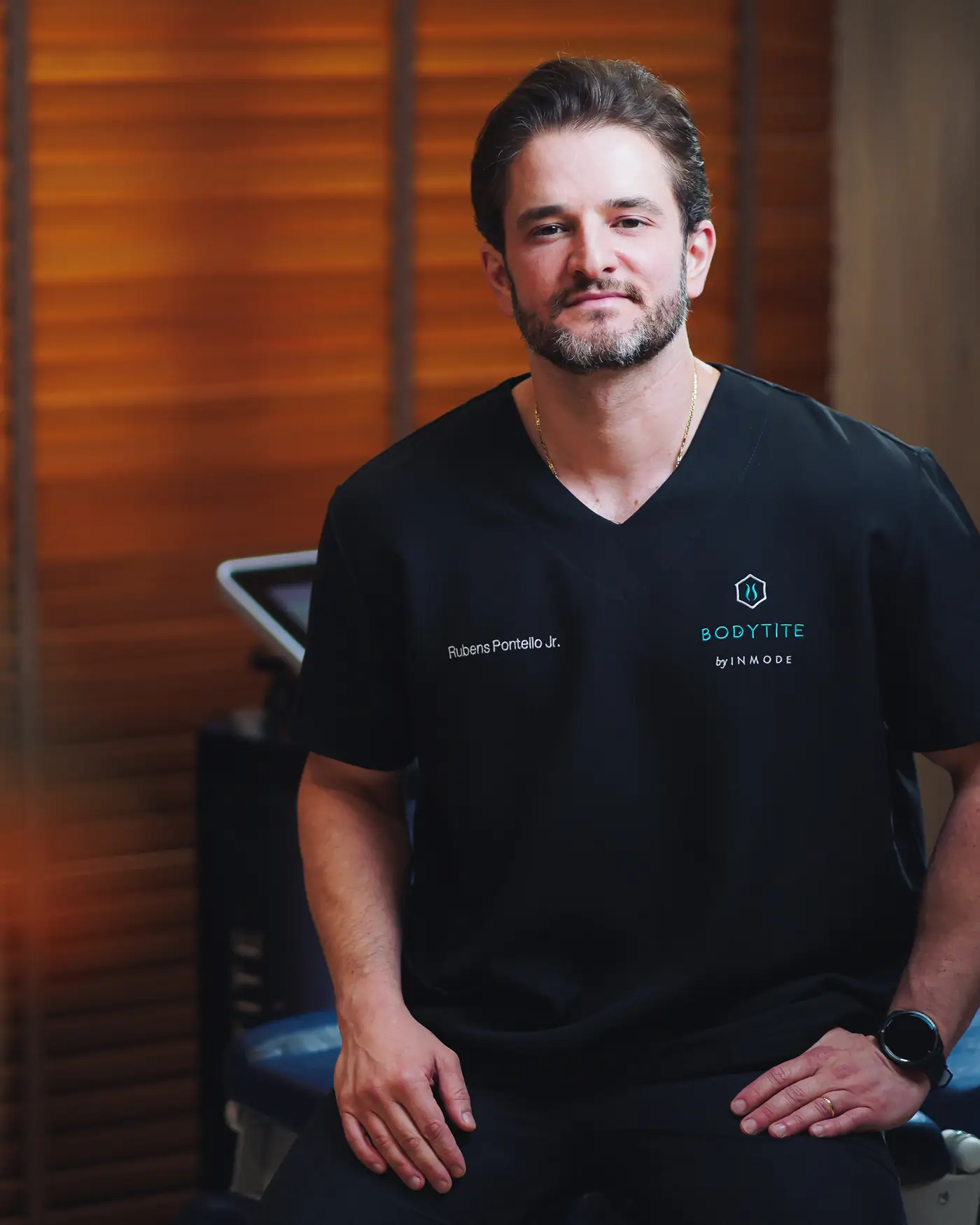 Dr. Rubens Pontello Junior, dermatologista, sentado no consult&oacute;rio em Londrina