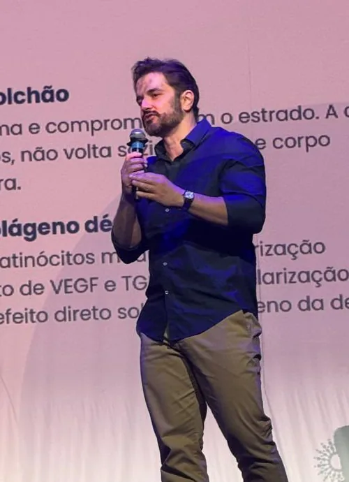 Dr. Rubens Pontello Junior durante apresentação em evento científico.